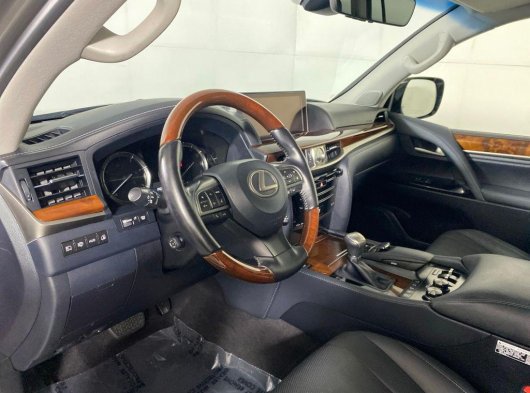 للبيع سيارة لكزس LX 570 موديل 2021 مستعملة، كاملة المواصفات (فل أوبشن).